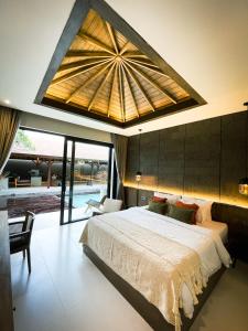坎古Luna Ola Villa Berawa的一间卧室设有一张大床和大型天花板