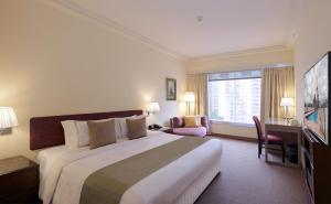 香港恒丰酒店的酒店客房设有一张大床和一台电视。