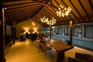 坎古Luna Ola Villa Berawa的庭院配有大型木桌和椅子
