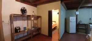 利蒙港Stay-ya, Diplo's Street的客房设有带一张床和一台冰箱的房间