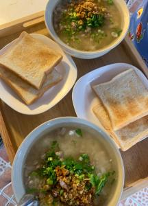 บ้านชมฟ้า - Bann Chomfah Resort & Cafe的一张桌子,上面放着三碗汤和烤面包