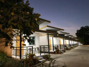 บ้านชมฟ้า - Bann Chomfah Resort & Cafe的白色的建筑,连排阳台