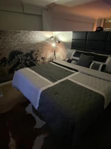克利夫兰Downtown CLE Loft, River View, King Bed, Free Parking的一间卧室设有一张大床和砖墙