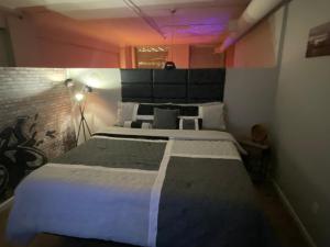 克利夫兰Downtown CLE Loft, River View, King Bed, Free Parking的一间卧室,卧室内配有一张大床