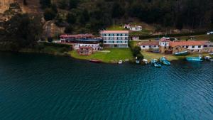 阿基塔尼亚Hotel Refugio Santa Ines的水上船只的度假村空中景观