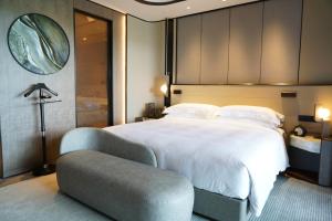 上海滴水湖洲际酒店客房内的一张或多张床位