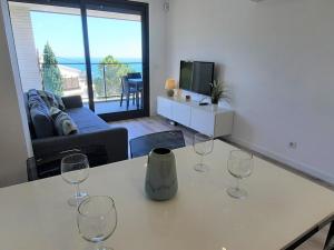 兰卡Apartamento Llançà, 1 dormitorio, 4 personas - ES-170-5的客厅配有带酒杯的桌子