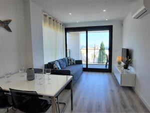 兰卡Apartamento Llançà, 1 dormitorio, 4 personas - ES-170-5的客厅配有沙发和带酒杯的桌子