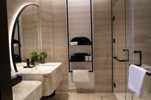上海滴水湖洲际酒店的一间浴室