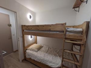 夏蒙尼-勃朗峰Appartement Chamonix-Mont-Blanc, 2 pièces, 4 personnes - FR-1-343-250的客房内的两张双层床