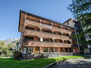 夏蒙尼-勃朗峰Appartement Chamonix-Mont-Blanc, 2 pièces, 4 personnes - FR-1-343-250的旁边带阳台的建筑