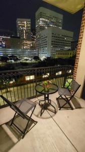 休斯顿Stylish Downtown Retreat的市景阳台的桌椅