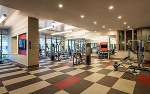 休斯顿Stylish Downtown Retreat的一间健身房,里面配有跑步机和机器