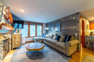 马姆莫斯湖Luxurious Remodeled Village Oasis的客厅配有沙发和桌子