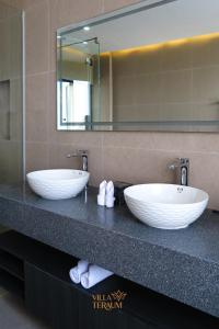 龙目岛库塔VILLA TERAUM的一间带两个盥洗盆和大镜子的浴室