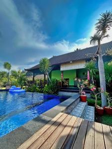 蓝梦岛Island Garden Huts Lembongan的一座带游泳池和房子的别墅