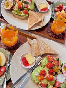 拜县拜县戈艾山酒店的两盘食物,包括三明治、水果和果汁