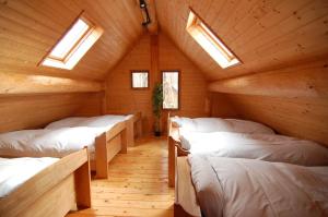 NumajiriShakunagedaira Rental Cottage - Vacation STAY 18468v的小木屋内的客房 - 带四张床和天窗