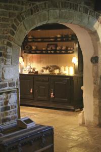 Ranst岩羊住宿加早餐旅馆的厨房配有黑色橱柜和石墙