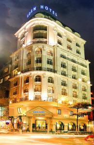 河内EDEN HOTEL HÀ NỘI的一座大建筑,上面有标志