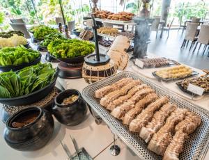 Susupe塞班岛世界度假酒店的餐桌上的自助食品和蔬菜