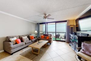 大洋城Golden Sands 618的客厅配有沙发和桌子