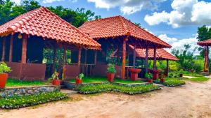 锡吉里亚Ceylon Amigos Eco Resort的两座植物凉亭的房子