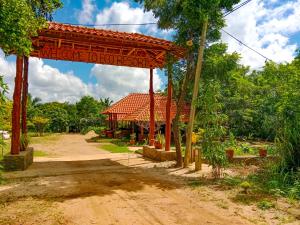 锡吉里亚Ceylon Amigos Eco Resort的带有欢迎客人进入度假村标志的建筑
