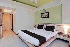 孟买Collection O Guru Heritage Kalamboli的一间卧室,卧室内配有一张大床