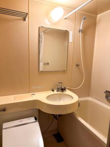 热海123MUSIC(イズサンミュージック)的一间带水槽、卫生间和镜子的浴室
