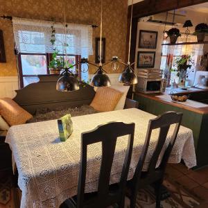 EljarödSmultronbacken的厨房配有桌子和桌布