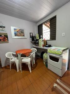 里奥韦尔迪Casa Recanto - Quarto simples的厨房配有桌子、桌子和书桌。