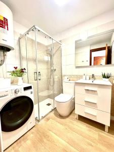 多列毛利诺斯Luxury loft with in the centre的带淋浴、卫生间和盥洗盆的浴室