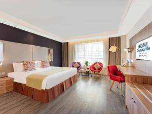 西安康铂酒店（西安大雁塔大唐不夜城店）的配有一张床和一张书桌的酒店客房
