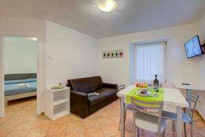 加尔达湖滨Casa Alpino - Happy Rentals的客厅配有沙发和桌子