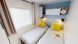拉帕尔米雷Camping Officiel Siblu Bonne Anse Plage的小型客房 - 带2张床和窗户