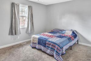 特拉弗勒斯雷斯特Southern Comfort Retreat in Travelers Rest home的一间卧室设有一张床和一个窗口