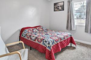 特拉弗勒斯雷斯特Southern Comfort Retreat in Travelers Rest home的一间卧室配有床,床上装有被子