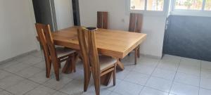 海法Светлая и уютная квартира у моря的厨房里配有一张木桌和椅子