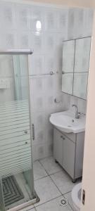 海法Светлая и уютная квартира у моря的白色的浴室设有水槽和淋浴。