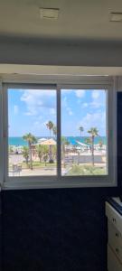 海法Светлая и уютная квартира у моря的享有海滩景致的窗户。