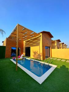 Cielo Beach Resort的庭院中带游泳池的房子