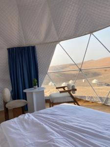 MuntaribBlack Sand Camp的一间带沙发床的卧室,享有沙漠美景