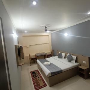 瑞诗凯诗Namastexplorer Rishikesh的一间卧室配有一张床和一台电视。
