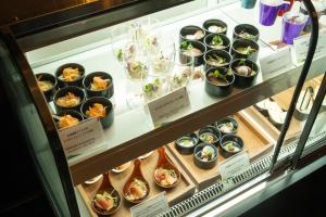 札幌札幌克罗斯酒店的装满不同种类食物的展示盒