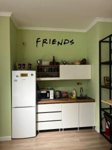 阿斯塔纳Friends Hostel的厨房配有白色冰箱和台面