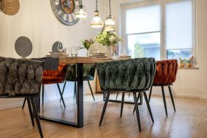 彭茨贝格Alpenflair / Luxury / 100qm / Work / Travel / Netflix的一间带桌椅的用餐室