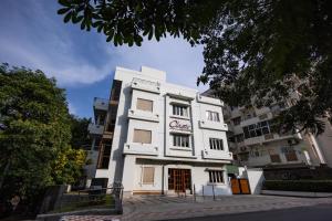 维沙卡帕特南Classic Boutique Hotel & Luxury Service Apartments的白色的建筑,上面有标志