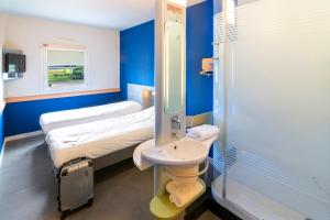 圣马西敏·拉塞圣马西敏宜必思快捷酒店的一间医院间,配有两张床和盥洗盆