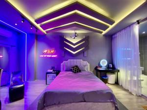 胡志明市M&H Cinema的紫色卧室配有一张大床和一张书桌